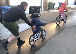 papá e hijo en bicicleta